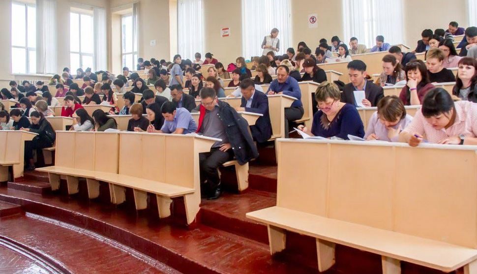 شىعىس قازاقستاندا مەملەكەتتىك قىزمەتكەرلەر تەست تاپسىرىپ جاتىر