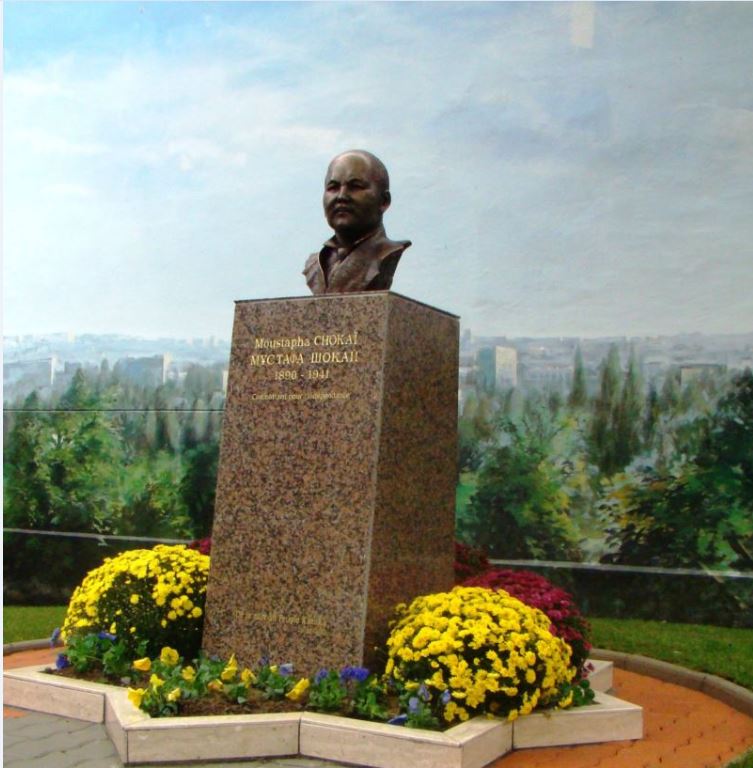 مۇستافا شوقايدىڭ بيۋستىنە گۇل شوقتارىن قويدى