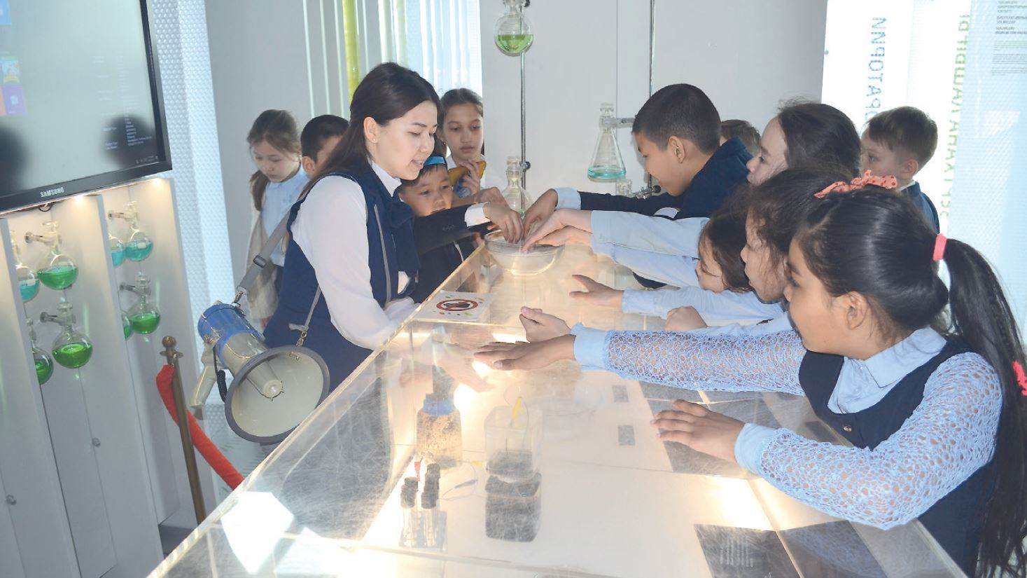 ۇستازدار «نۇر الەم» مۇراجايىندا اشىق ساباق وتكىزۋدە