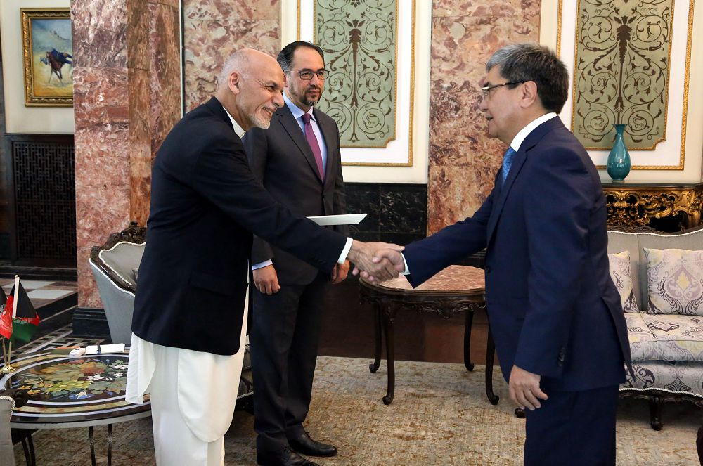 اۋعانستان پرە­زي­­دە­نتىنە سەنىم گراموتاسى تابىستالدى