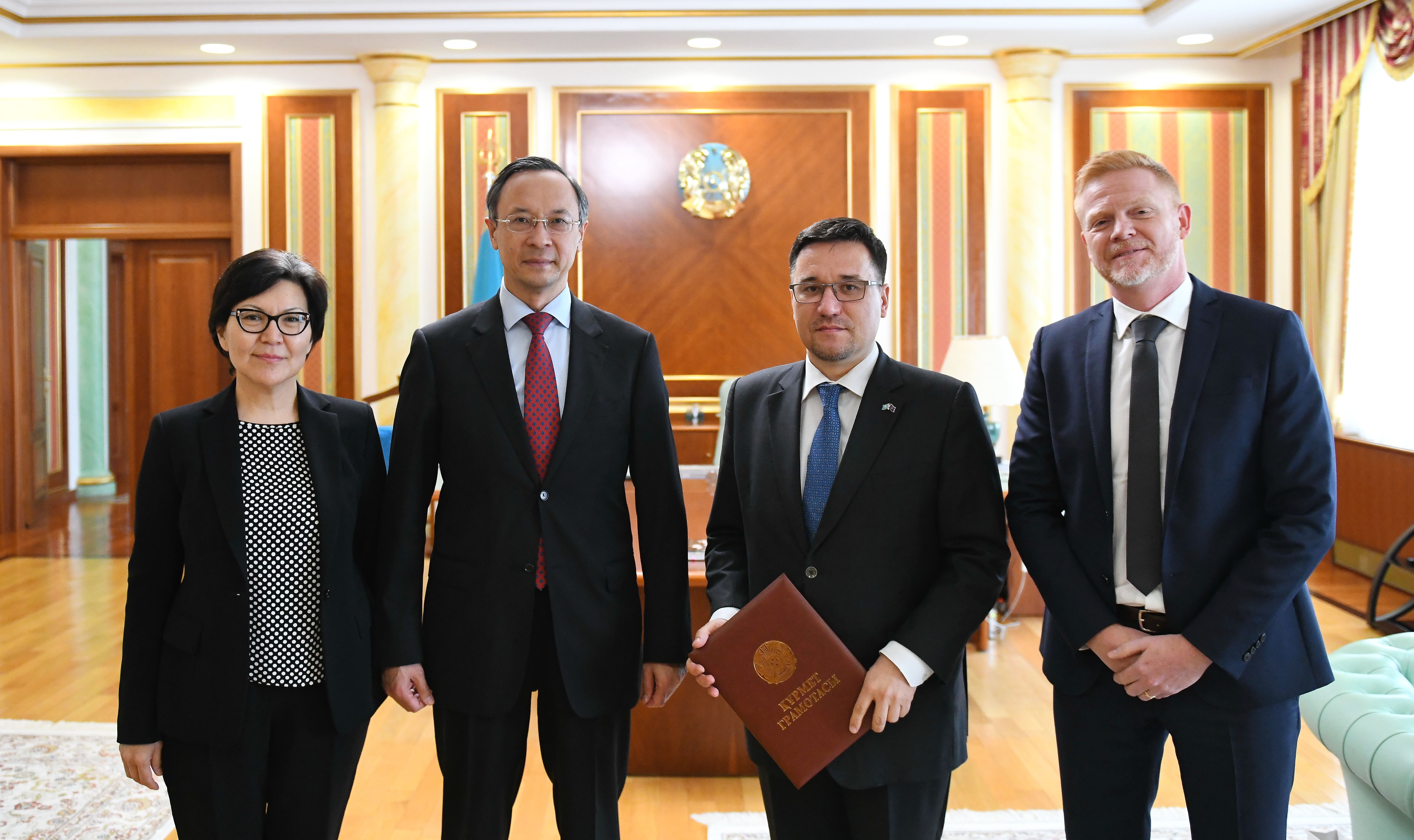 ەو ەلشىسى قازاقستاننىڭ مەملەكەتتىك ناگراداسىمەن ماراپاتتالدى