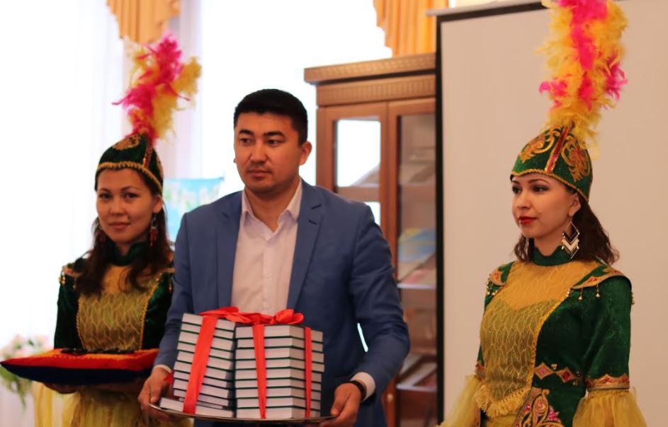 سەمەيدە جازۋشى زەينوللا سانىكتىڭ 15 تومدىق كىتابىنىڭ تۇساۋى كەسىلدى