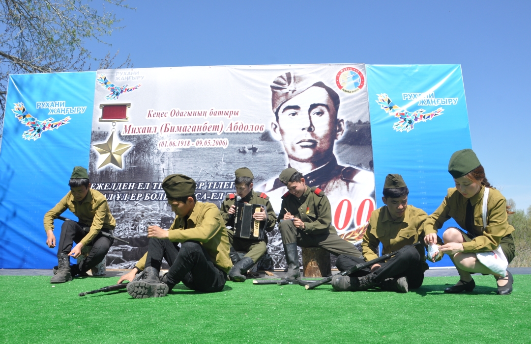 باتىس قازاقستاندا سوۆەت وداعىنىڭ باتىرىن ەسكە الدى