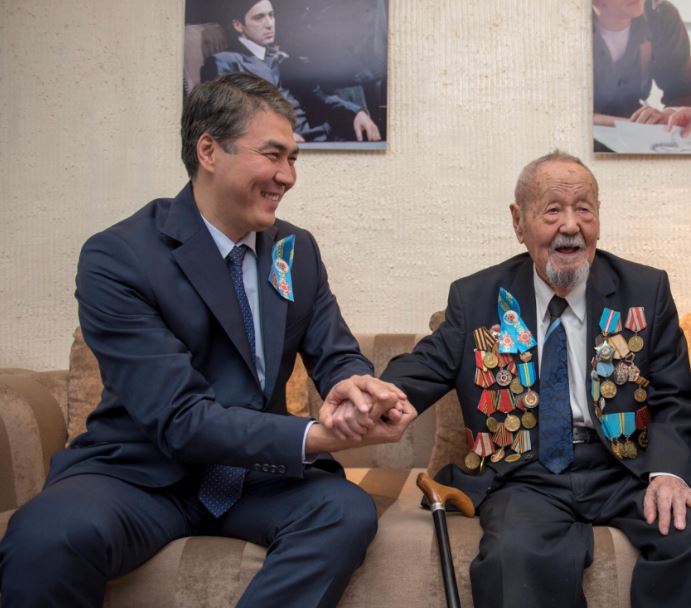 اسەت يسەكەشەۆ ارداگەرلەردىڭ ۇيىندە بولىپ قايتتى