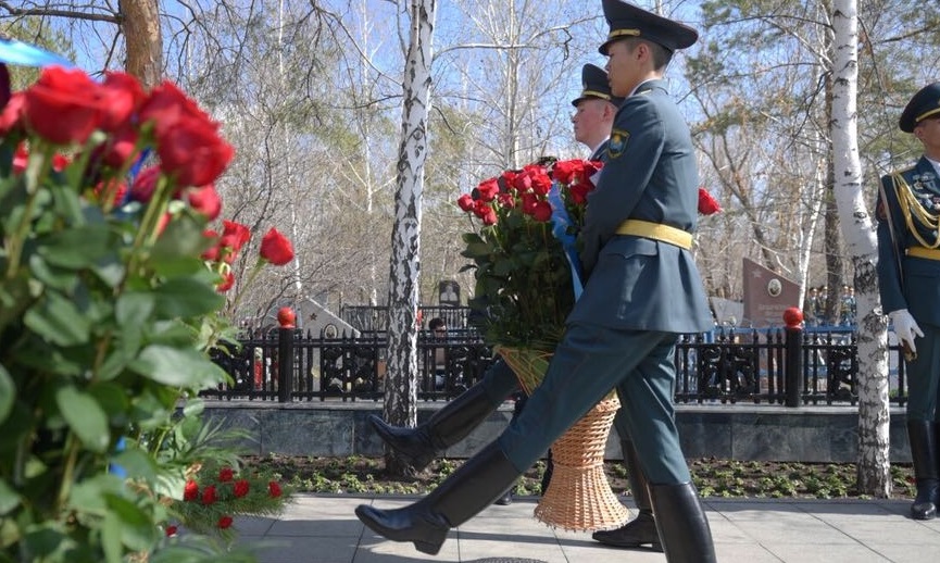 استانادا جاۋىنگەرلەر زيراتىنا گۇل شوقتارىن قويۋ ءراسىمى ءوتتى