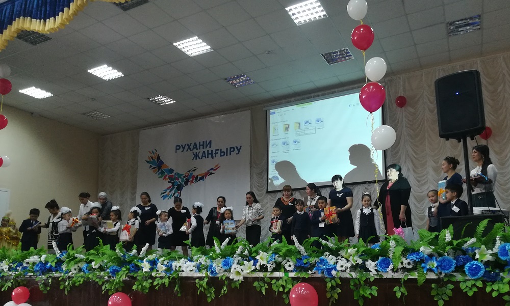 ورالدا اتا-انالار مەكتەپ كىتاپحاناسىنا 486 كىتاپ سىيلادى