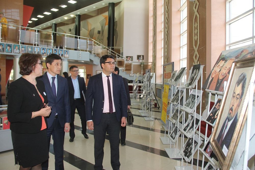 اۋەزوۆ تەاترىنىڭ اقجايىقتاعى كۇندەرى