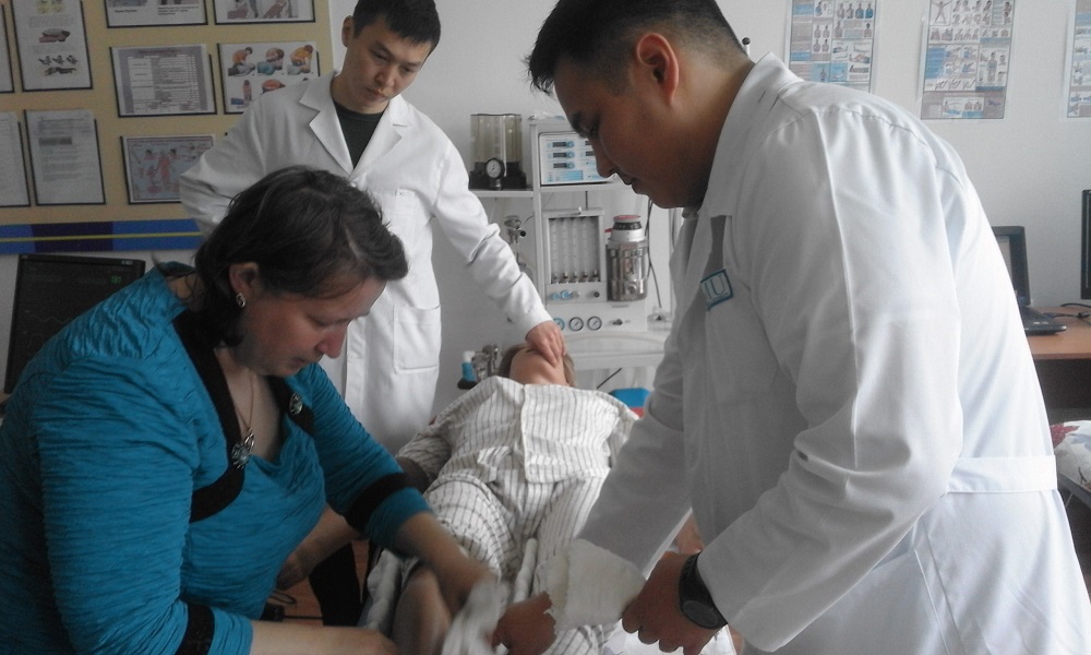 ادام ومىرىنە قاۋىپ تونگەن كەزدە العاشقى جەدەل جاردەمدى قالاي جاساۋ كەرەكتىگى ۇيرەتىلدى