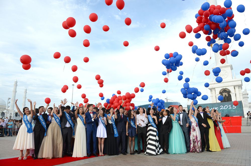 مەكتەپ بىتىرۋشىلەر كەشىنىڭ مانىنەن ءسانى كوپ