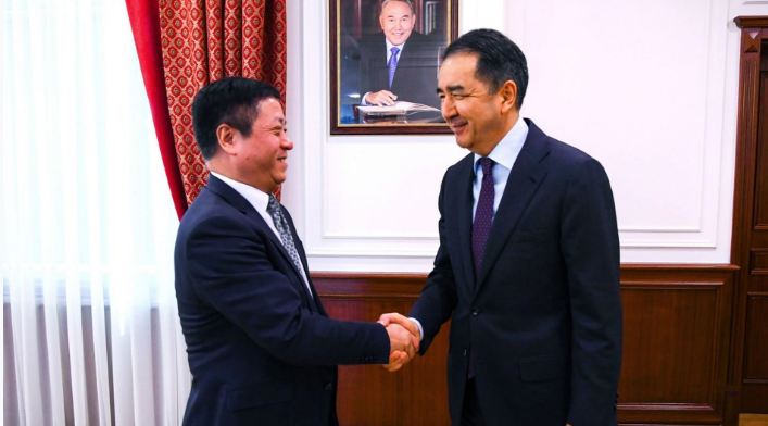 باقىتجان ساعىنتاەۆ قر-داعى قحر ەلشىسى چجان حانحۋەيمەن كەزدەسۋ وتكىزدى