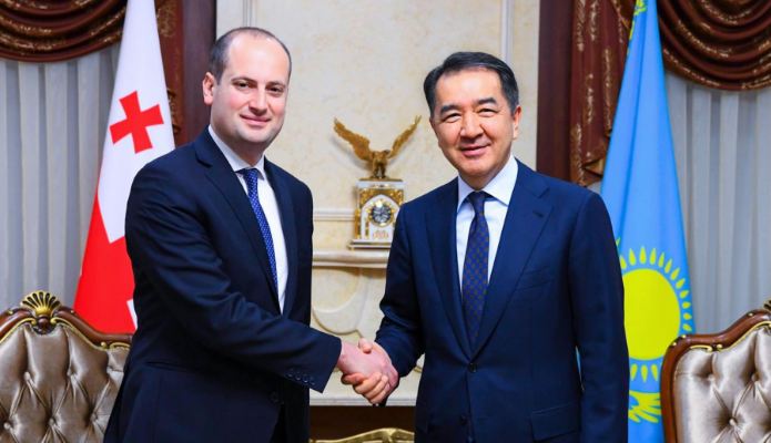 ب. ساعىنتاەۆ گرۋزيانىڭ ۆيتسە-پرەمەر-ءمينيسترى – سىرتقى ىستەر ءمينيسترى م. دجانەليدزەمەن كەزدەستى