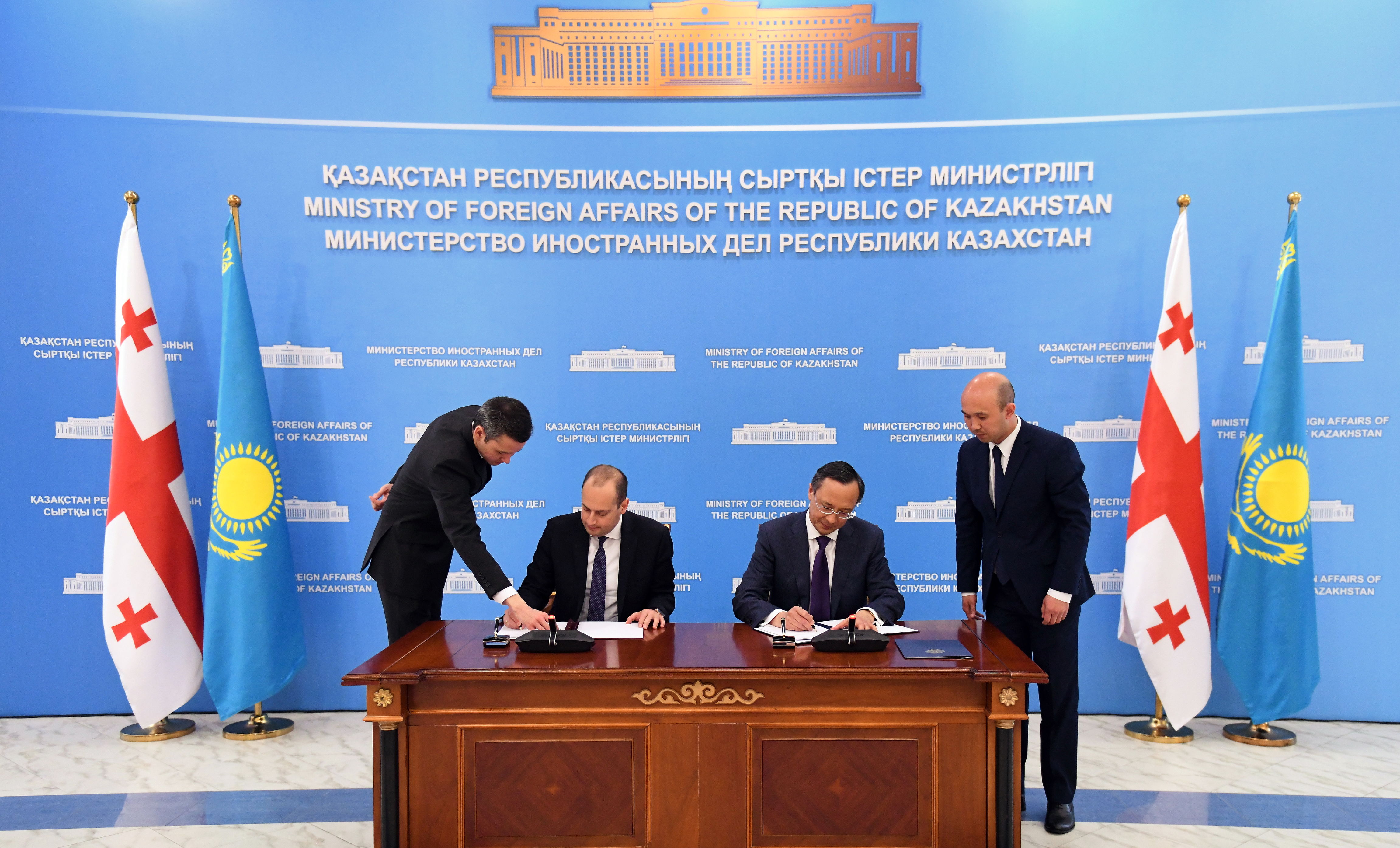 قازاقستان جانە گرۋزيا سىرتقى ىستەر مينيسترلەرى ىنتىماقتاستىق باعدارلاماسىنا قول قويدى
