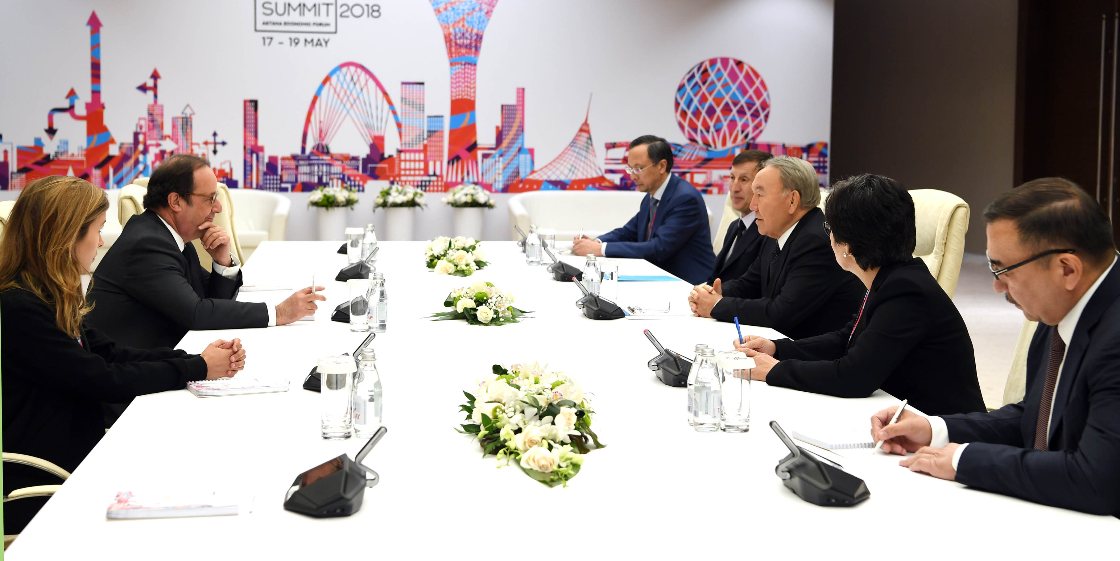 مەملەكەت باسشىسى فرانتسيانىڭ ەكس-پرەزيدەنتى فرانسۋا وللاندپەن كەزدەستى