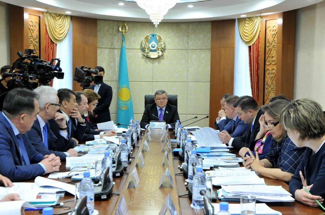 سەناتتا تۇرعىن ءۇي قۇرىلىسىنا قارقىن بەرۋدىڭ كەلەشەگىن تالقىلادى