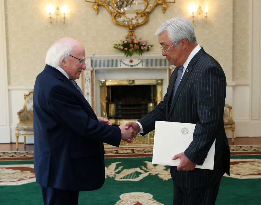 قازاقستان ەلشىسى يرلانديا پرەزيدەنتىنە سەنىم گراموتالارىن تاپسىردى
