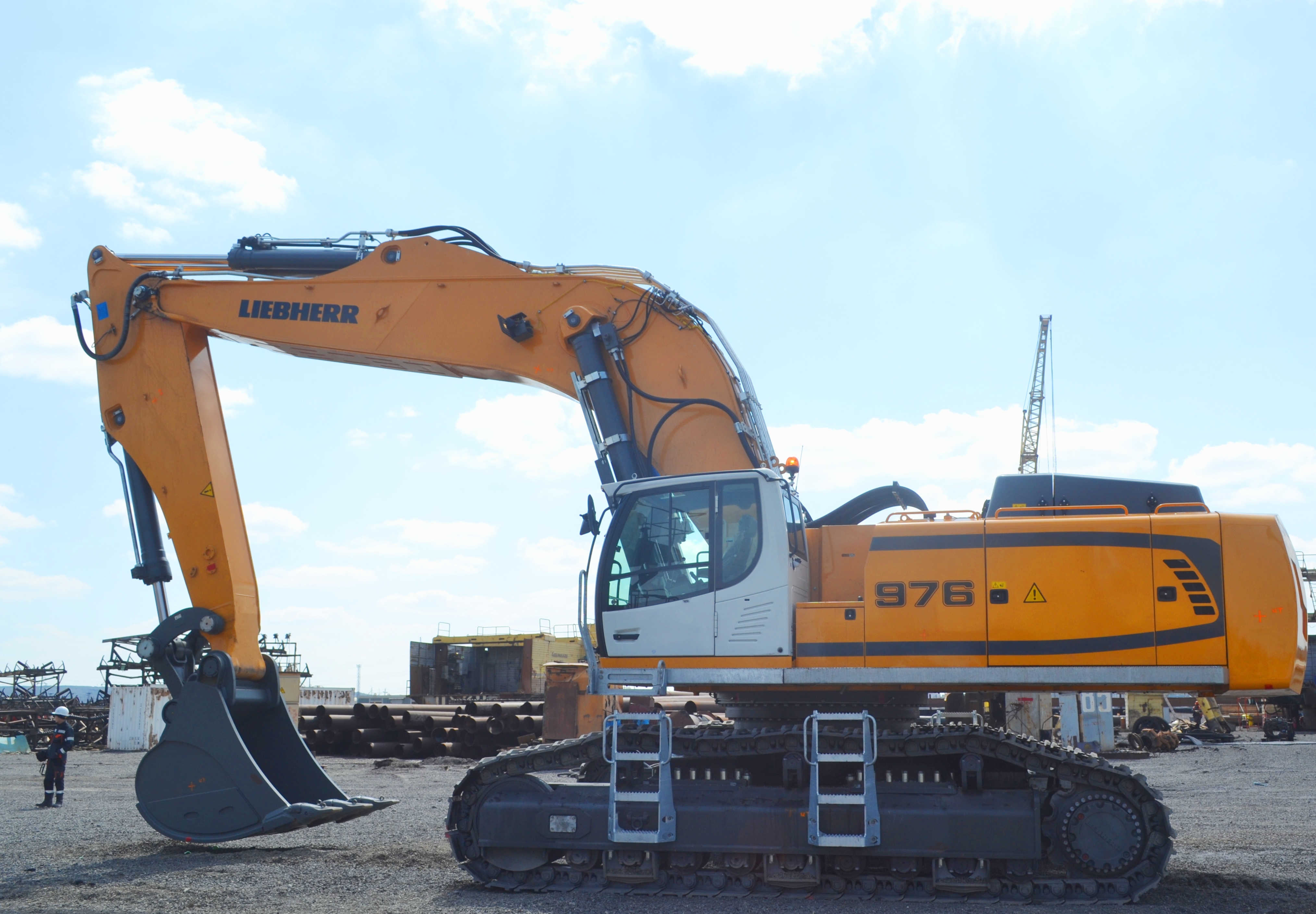 ەكىباستۇزداعى «شىعىس» كەنىشىنە «Liebherr R-976 Litronic» ەكسكاۆاتورى اكەلىندى