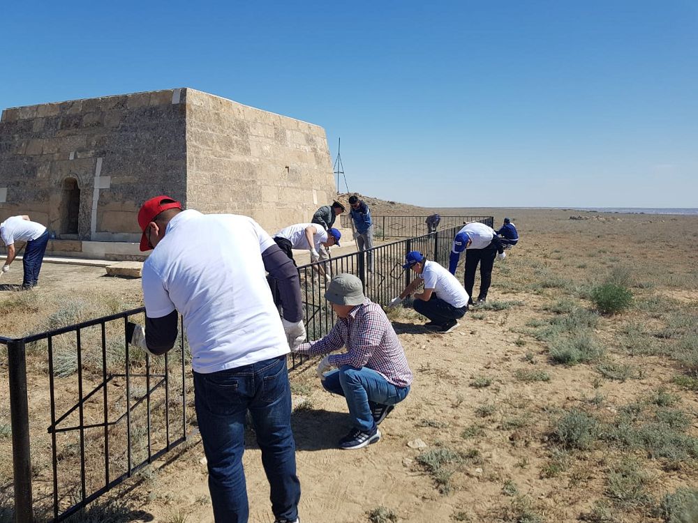 «قازمۇنايگاز» مۇنايشىلارى ءۇستىرت ەسكەرتكىشتەرىن قامقورلىققا الدى