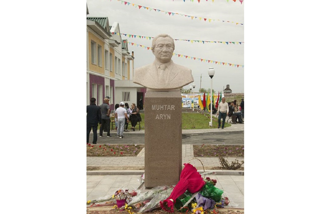 عالىم مۇحتار ارىنعا ەسكەرتكىش قويىلدى