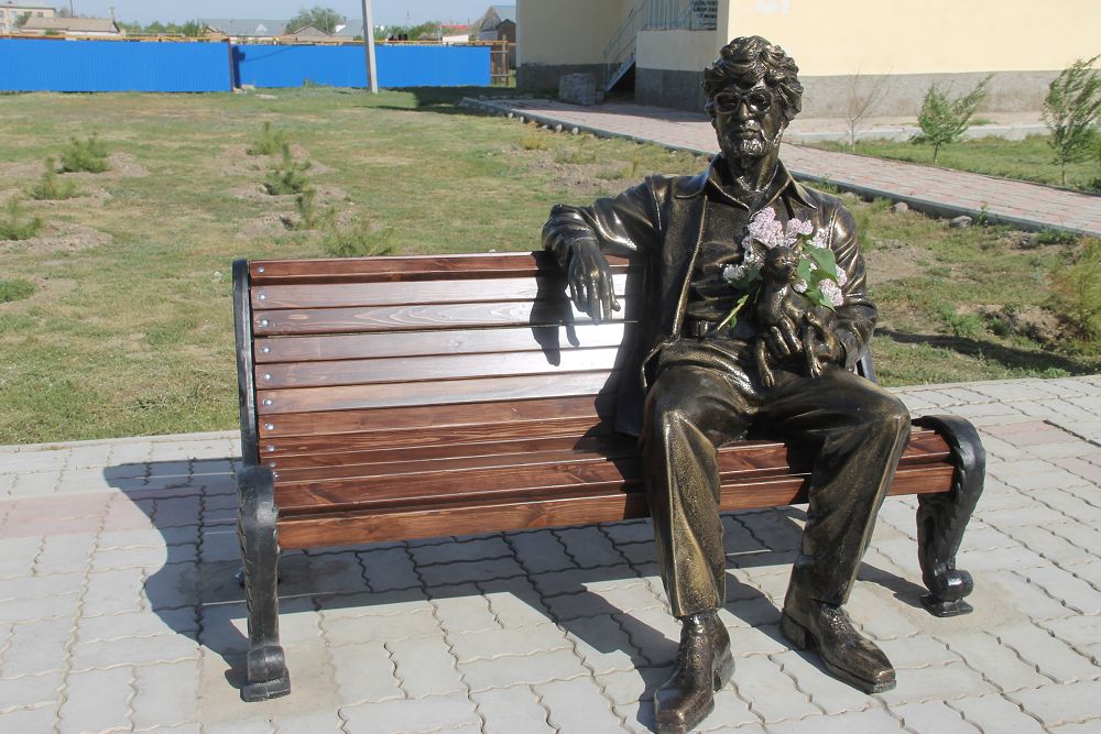 سۋرەتشى ساكەن عۇماروۆقا ەسكەرتكىش ورناتىلدى