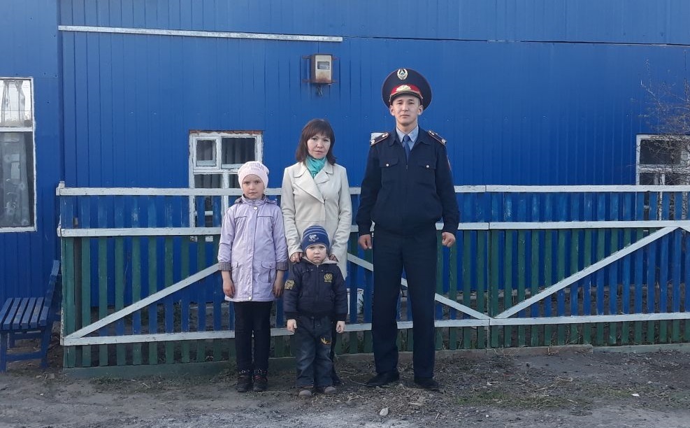 پوليتسيا سەرجانتى ءبىر وتباسىن ورتتەن قۇتقارىپ قالدى