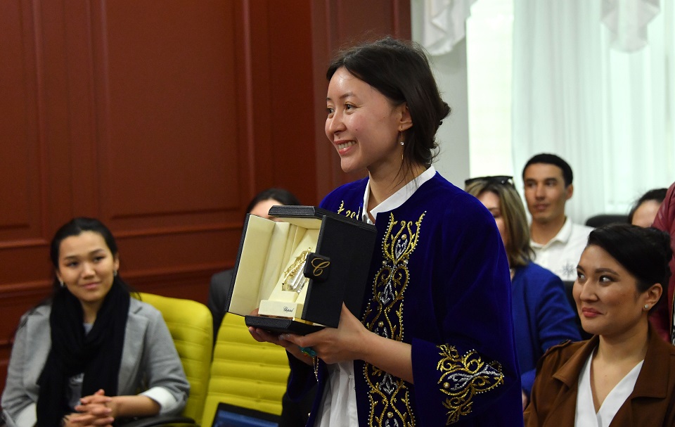 سامال ەسلياموۆا بەلگىلى دات رەجيسسەرىنەن شاقىرتۋ العان