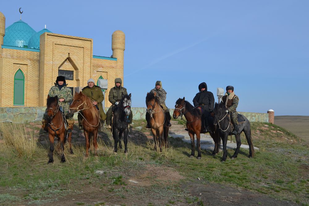 پاۆلوداردا كيەلى جەرلەردى اتپەن ارالاۋعا شىقتى