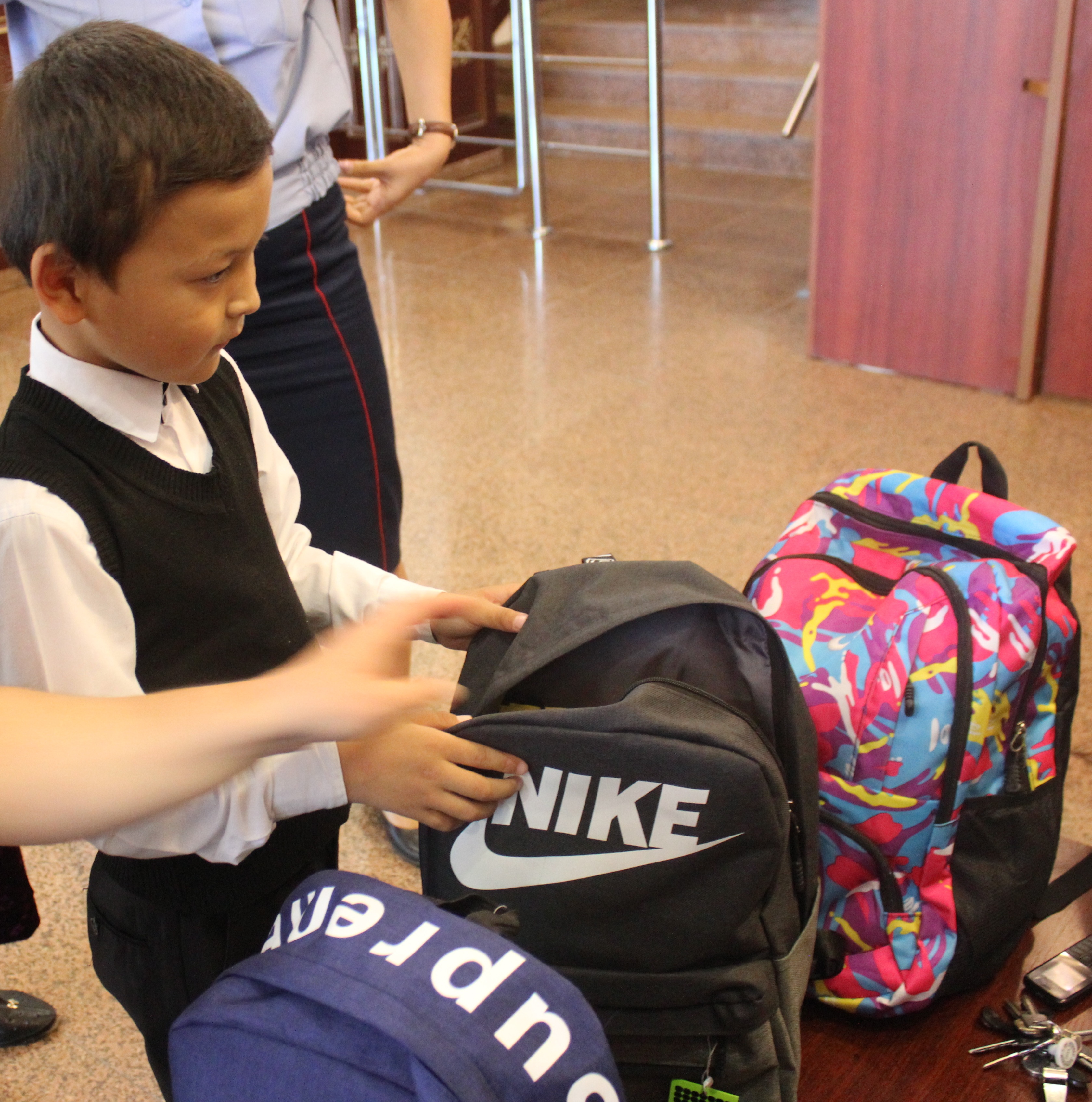 ماڭعىستاۋلىق پوليتسەيلەر مۇقتاج وتباسىلارعا كومەك بەردى