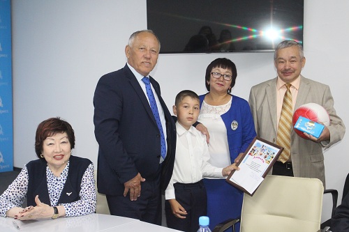 ورالدا بالعىن قالامگەرلەر ماراپاتتالدى