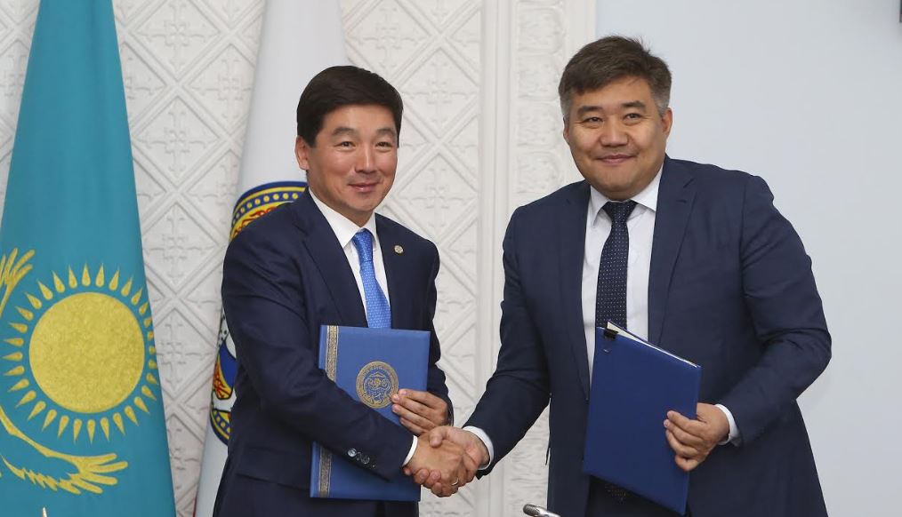 دارحان كالەتاەۆ پەن باۋىرجان بايبەك ازاماتتىق قوعامدى دامىتۋ جونىندەگى جول كارتاسىنا قول قويدى