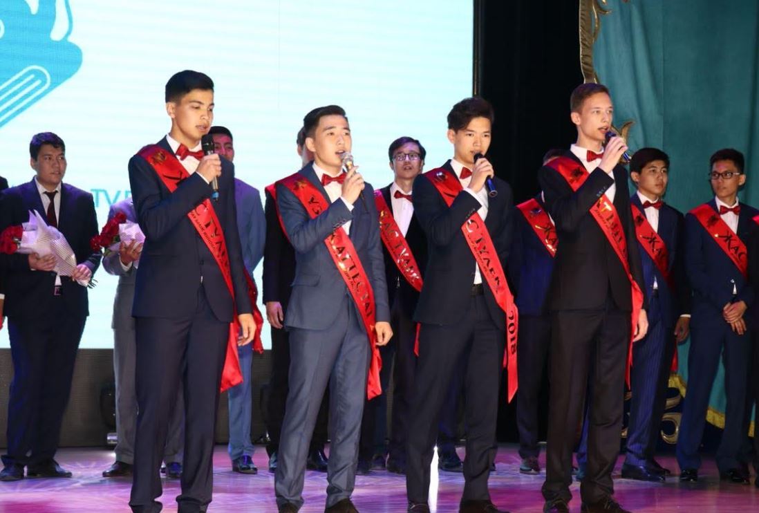 اتىراۋ وبلىسىندا بەس مىڭنان استام مەكتەپ ءبىتىرۋشى ءۇشىن سوڭعى قوڭىراۋ سوعىلدى