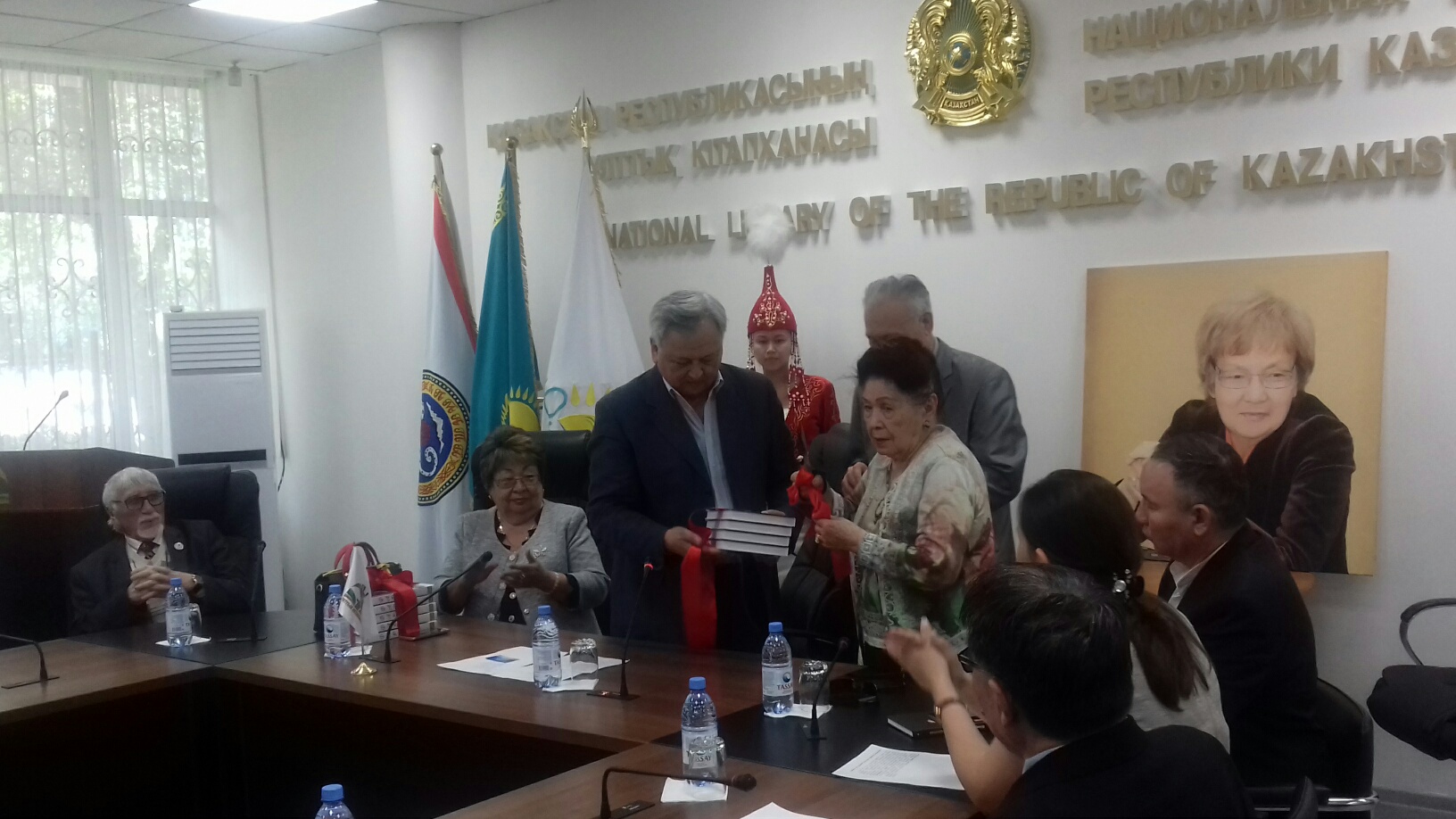 فاريزا اقىن تۋرالى ەستەلىك كىتاپ جارىق كوردى