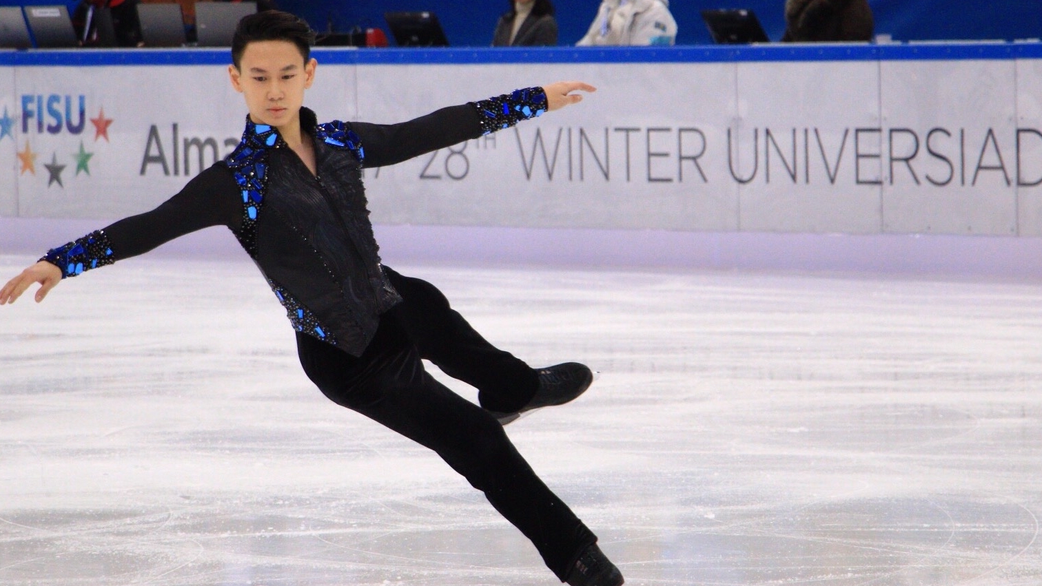 دەنيس تەن سپورتتىق كيىمىن ەكسپوزيتسياعا تاپسىردى