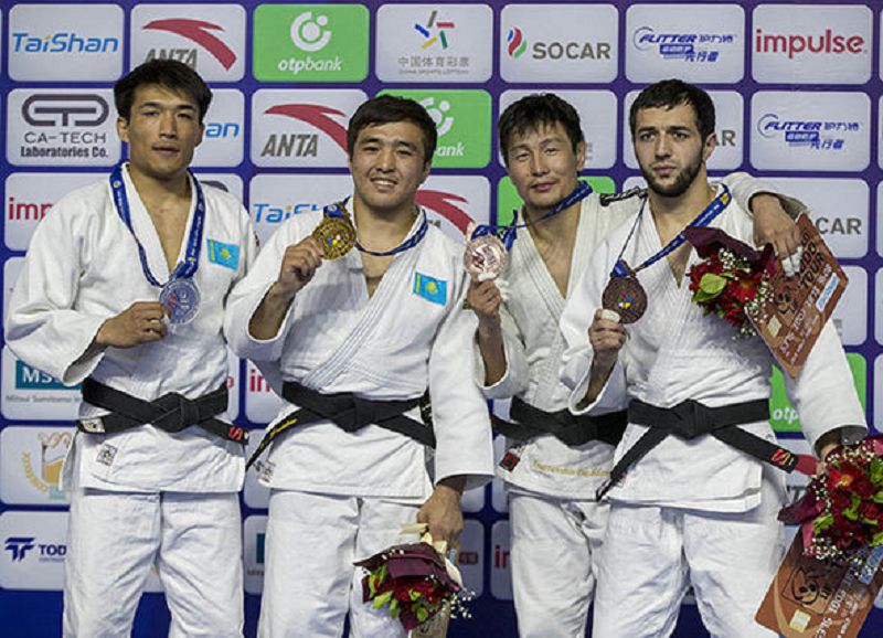 ەلدوس سمەتوۆ گران-پري جارىسىندا توپ جاردى