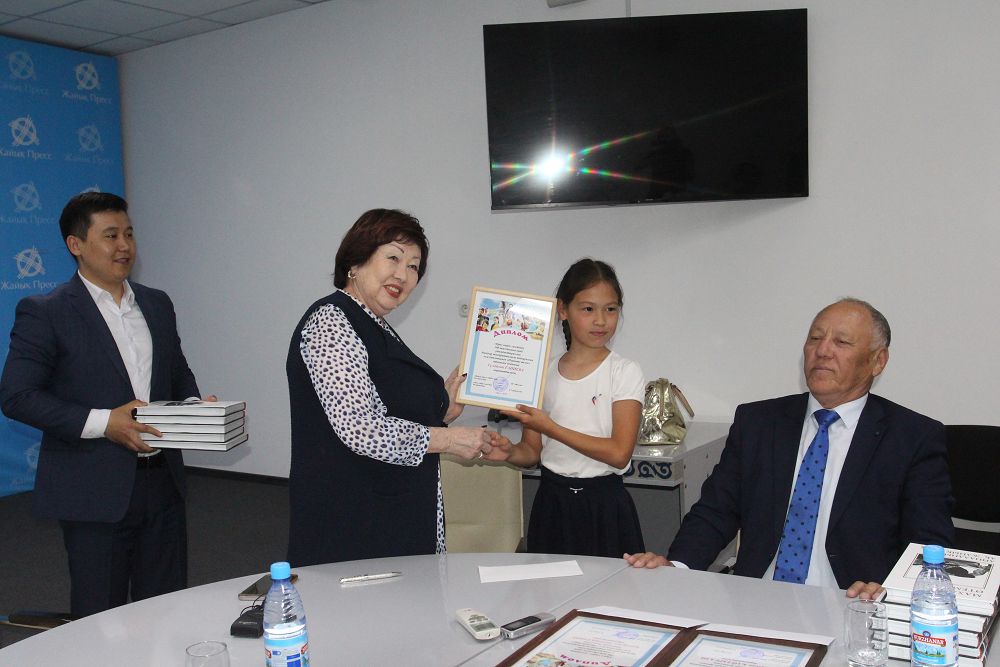 باتىس قازاقستاندا بالعىن قالامگەرلەر ماراپاتتالدى