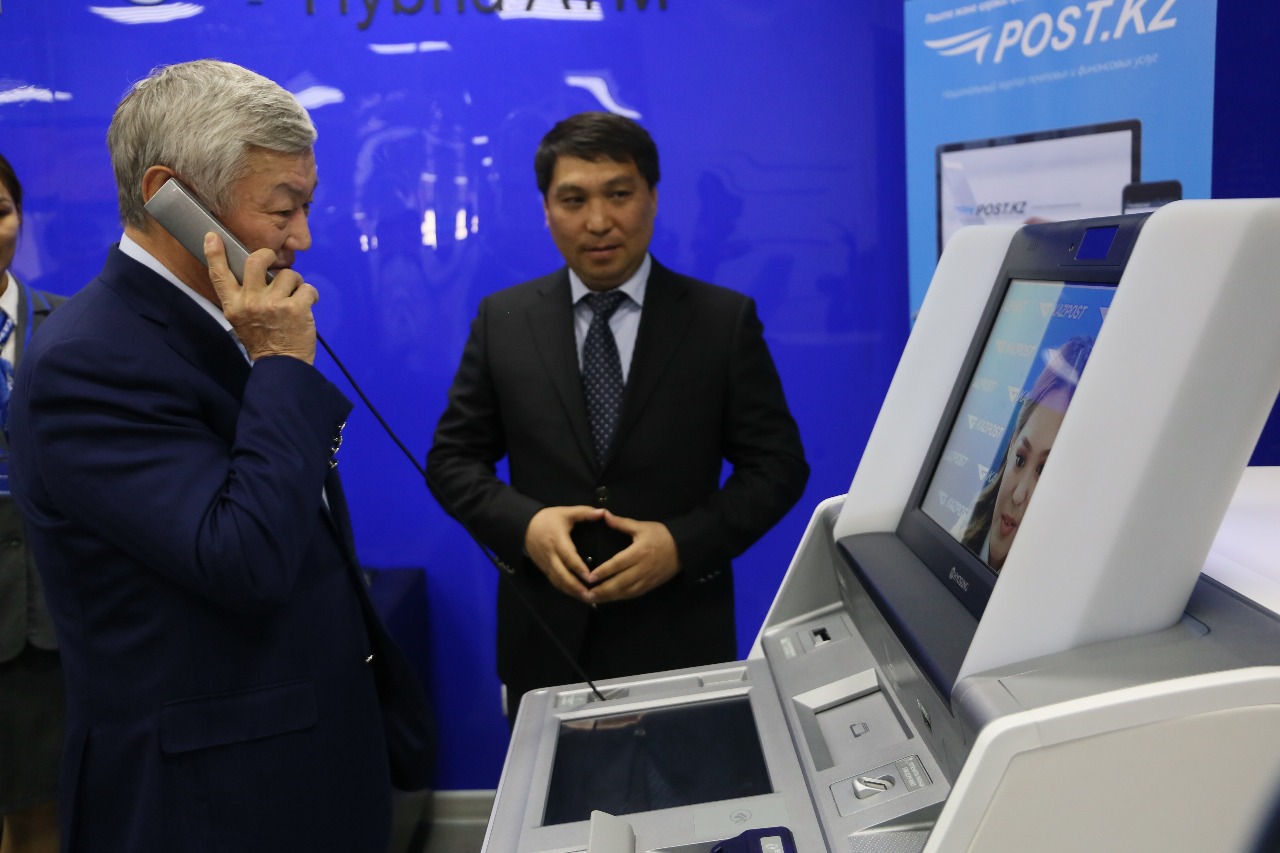 اقتوبەدە پوشتا بولىمشەسىنە كەلۋشىلەرگە روبوت قىزمەت كورسەتەدى