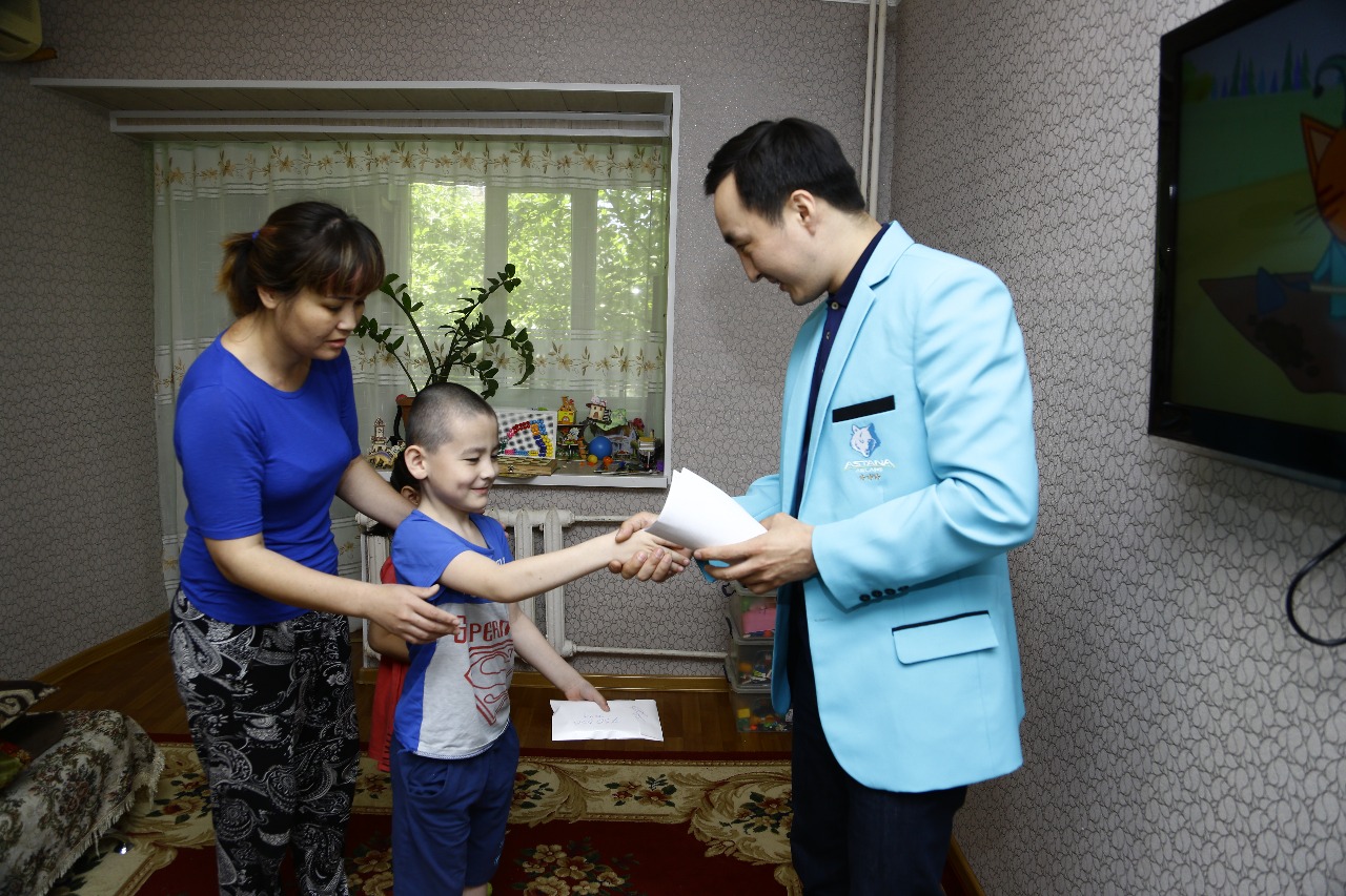 «Astana Arlans» مۇشەلەرى اۋكتسيوننان تۇسكەن قارجىنى ناۋقاس بالالارعا تابىستادى