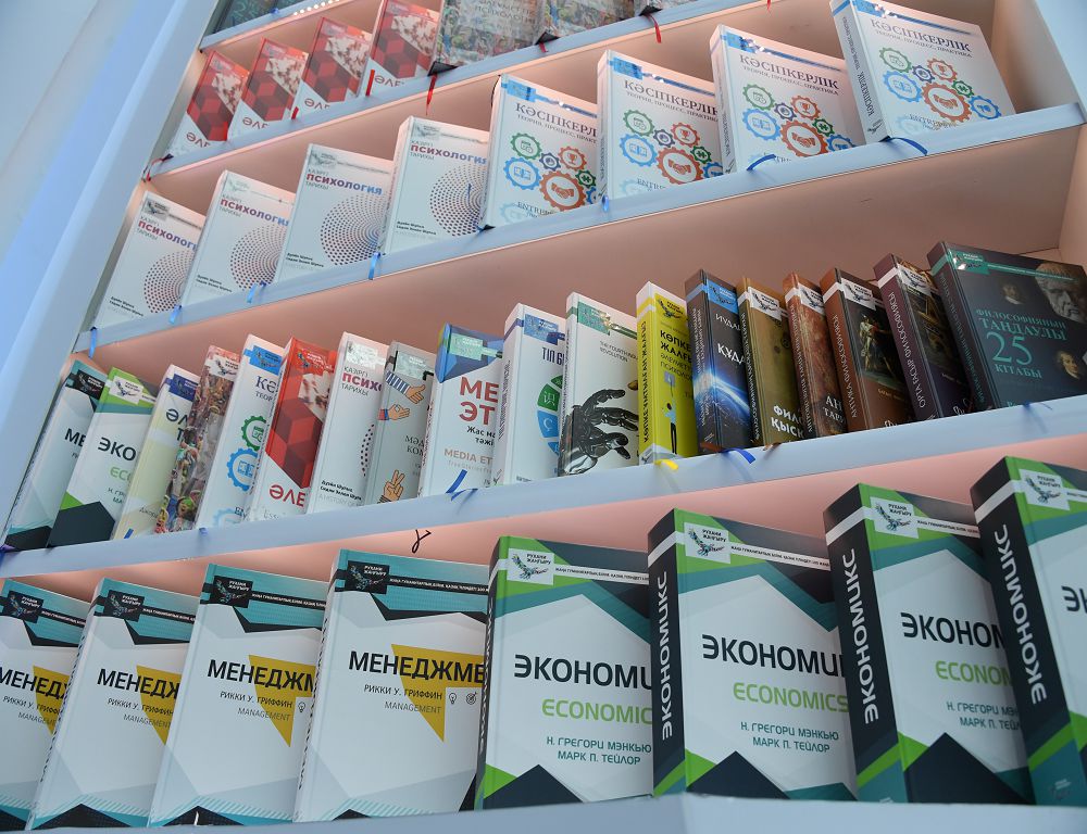 سول­تۇس­تىك قازاقستان ۋنيۆەر­سي­تە­تى­نىڭ كىتاپحاناسى جاڭا كىتاپتارمەن تولىقتى