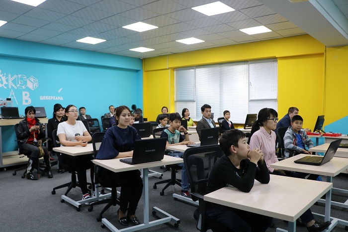 الماتىداعى وقۋشىلار سارايىنىڭ بازاسىندا IT-سىنىپتارى اشىلدى