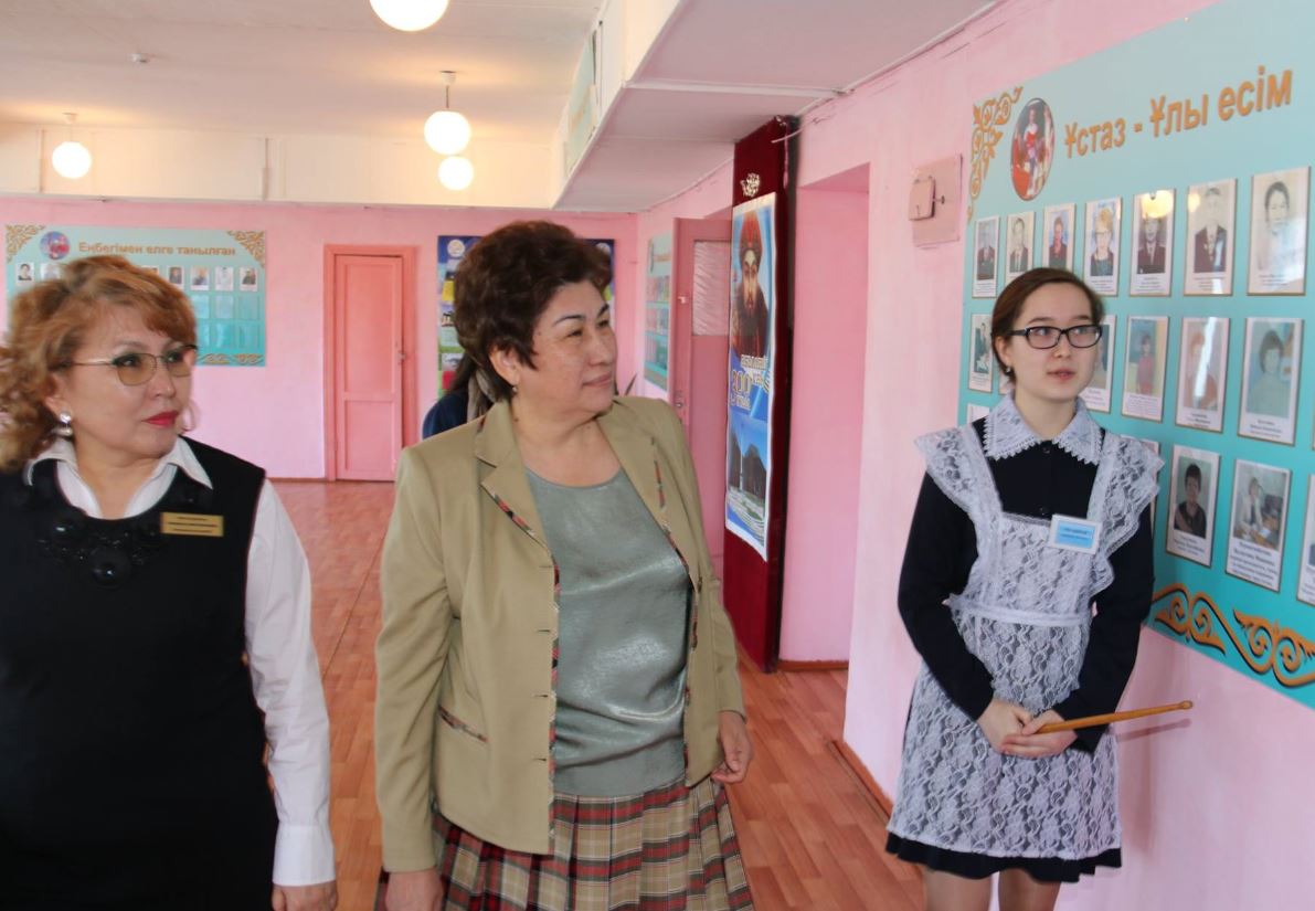 نازارباەۆ زياتكەرلىك مەكتەپتەرىنىڭ وقۋشىلارى مەن ۇستازدارى اۋىل مەكتەپتەرىنە مەرەكە سىيلادى