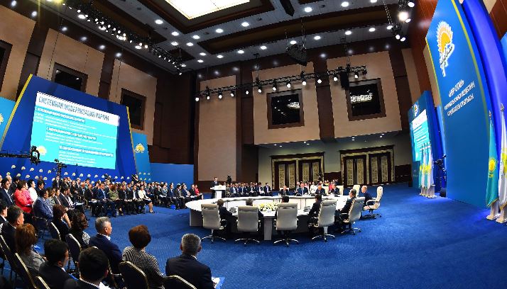 قازاقستان پرەزيدەنتىنىڭ توراعالىعىمەن «نۇر وتان» پارتياسى ساياسي كەڭەسىنىڭ كەڭەيتىلگەن وتىرىسى ءوتتى