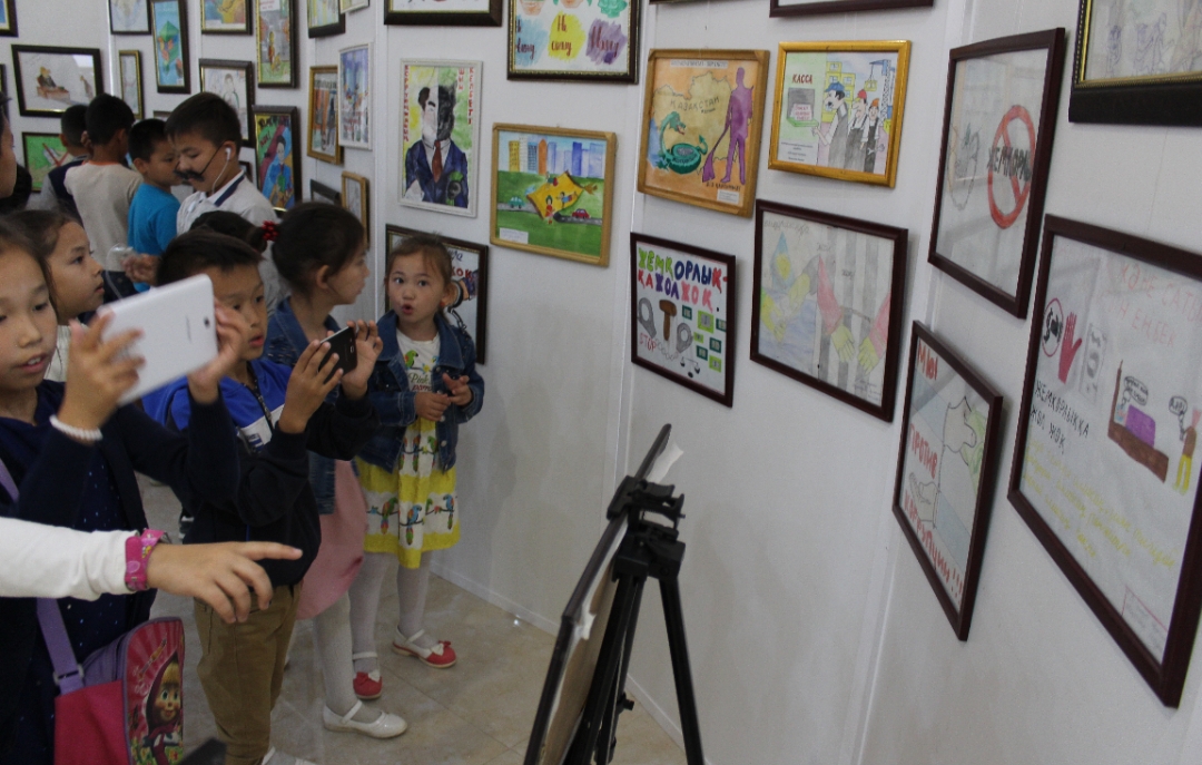 قىزىلوردادا "جەمقورلىق بالالار كوزىمەن" اتتى كورمە ءوتتى