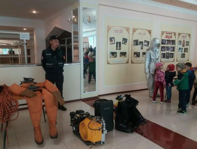 پاۆلوداردا توتەنشە جاعدايلار جونىندەگى دەپارتامەنت تەاتر ارتىستەرىنە كومەككە كەلدى