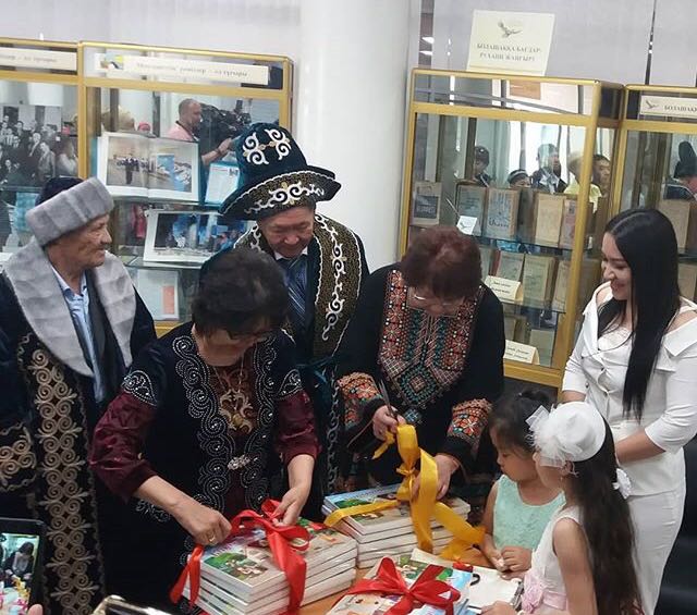 «باقىتتى جانۇيا» اتتى بۇلدىرشىندەرگە ارنالعان ويىن كىتاپشاسى تانىستىرىلدى