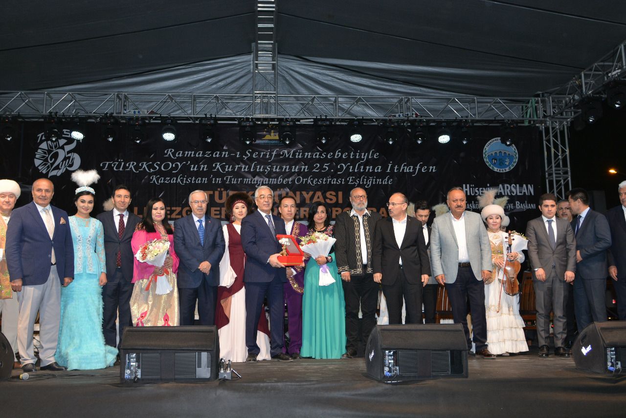 حالىق اسپاپتار وركەسترىنىڭ تۇركياداعى العاشقى كونتسەرتى انشلاگپەن ءوتتى