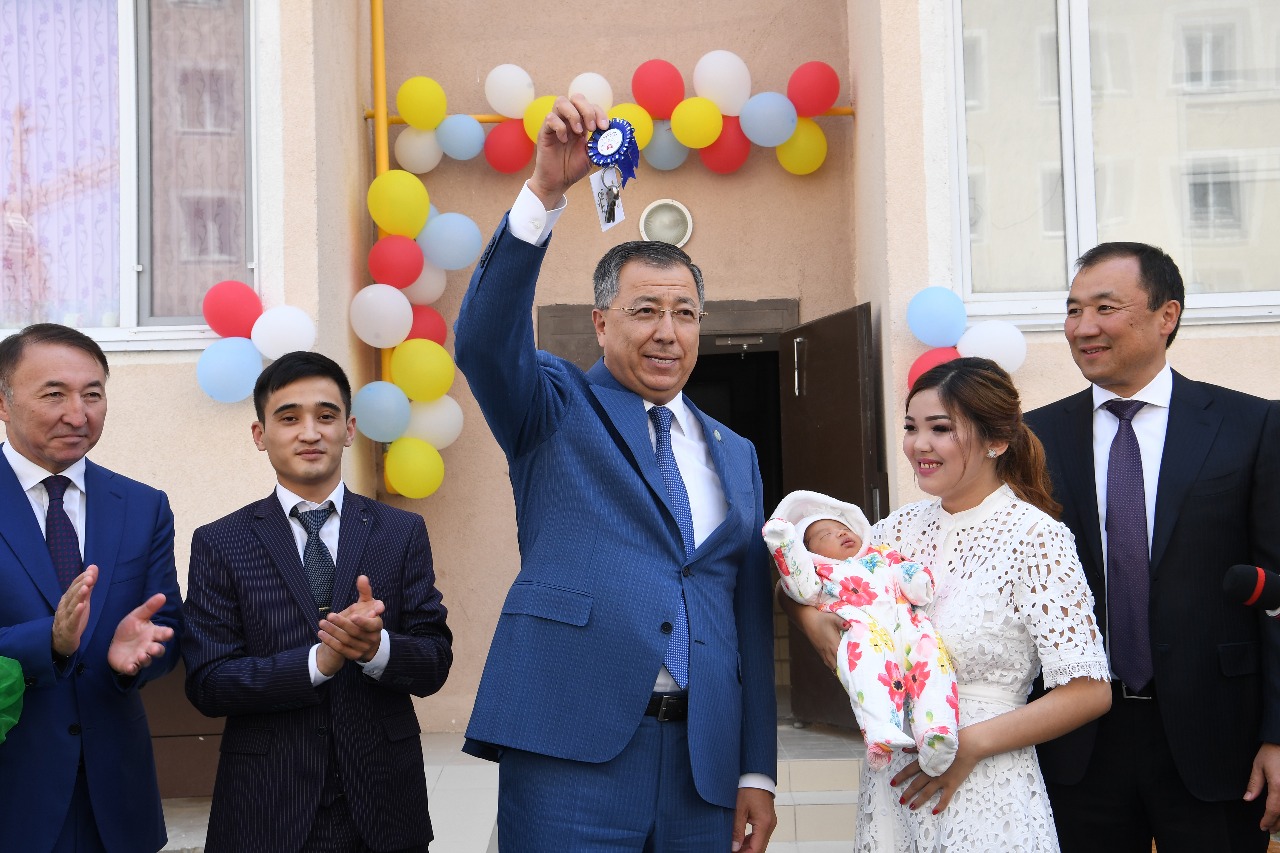 شىمكەنتتىڭ ميلليونىنشى تۇرعىنىنا پاتەر كىلتى تابىس ەتىلدى