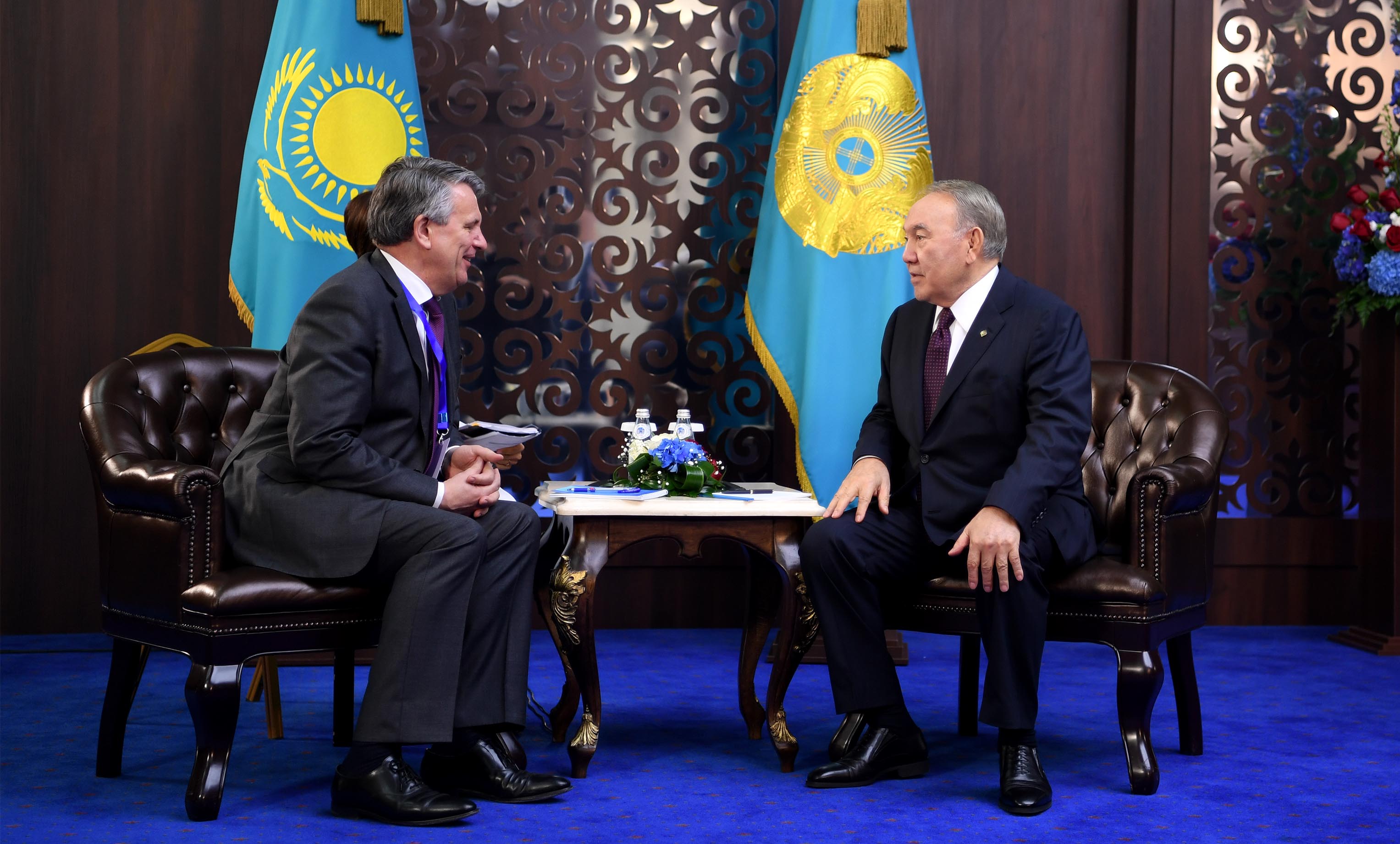 نۇرسۇلتان نازارباەۆ «Royal Dutch Shell» كونتسەرنىنىڭ باس اتقارۋشى ديرەكتورىمەن كەزدەستى