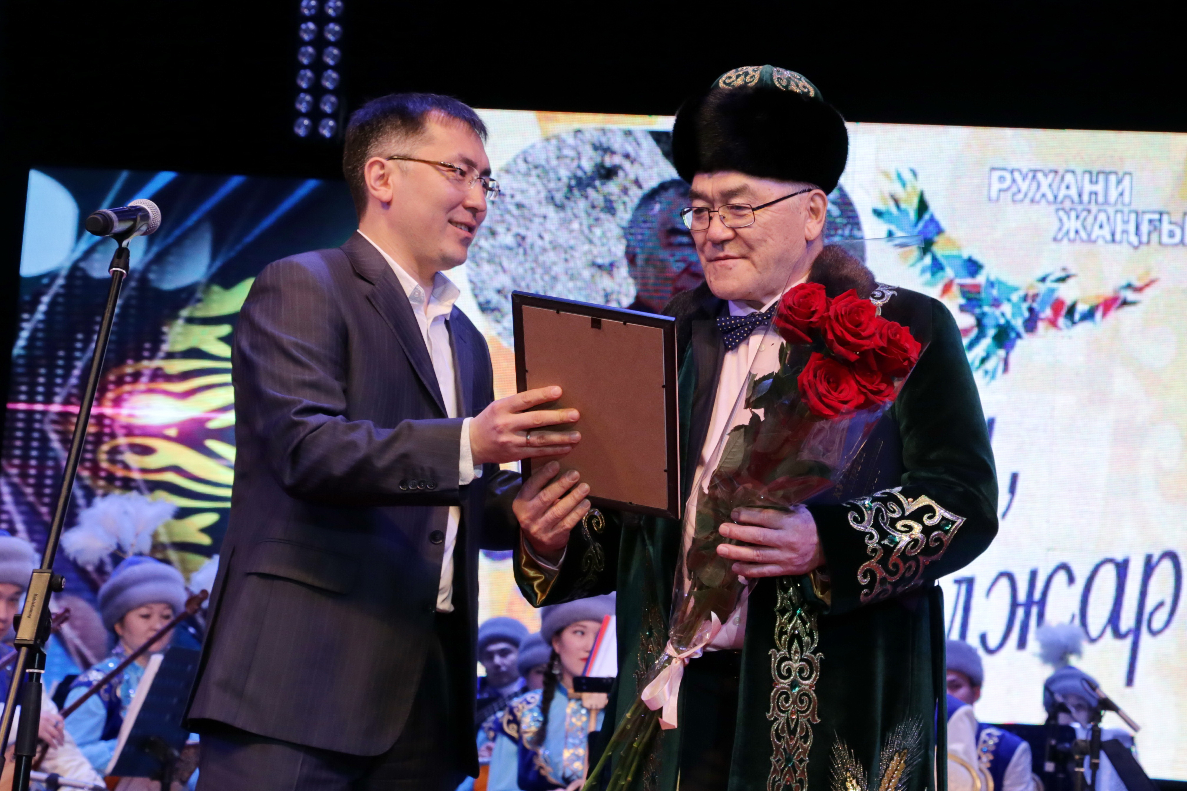 جولامان تۇرسىنباەۆتىڭ «اينالايىن, قىزىلجار!» شىعارماشىلىق كەشى ءوتتى