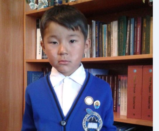 3 سىنىپ وقۋشىسى مۇقاعالي ولەڭدەرىن جاتقا وقيدى