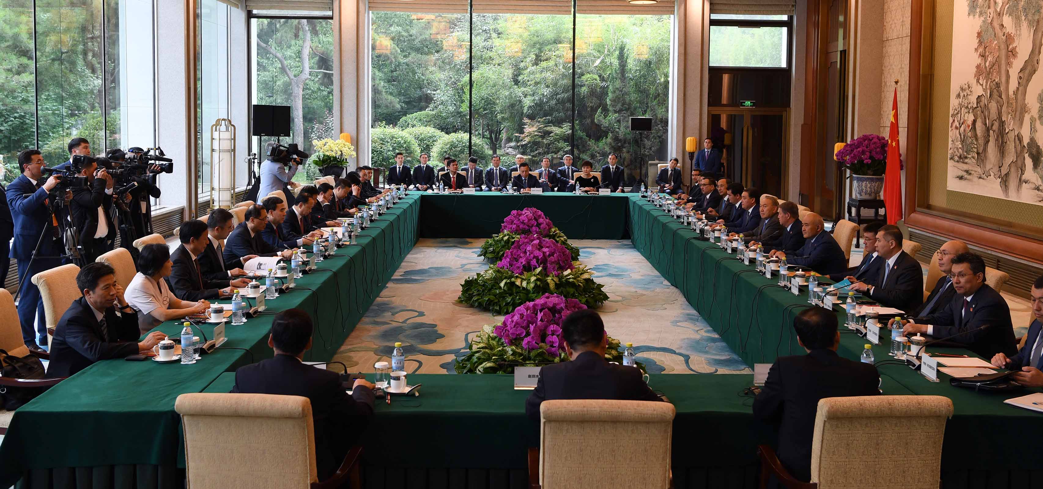 ەلباسى قىتاي حالىق رەسپۋبليكاسىنىڭ ىسكەر توپتار وكىلدەرىمەن كەزدەستى