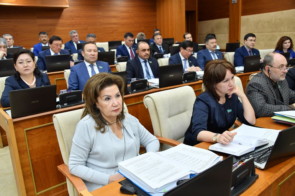 تسيفرلاندىرۋ سەك­تور­لارىن قولدايتىن جاڭا زاڭ جوبالارى ازىرلەنۋى ءتيىس - ازات پەرۋاشەۆ